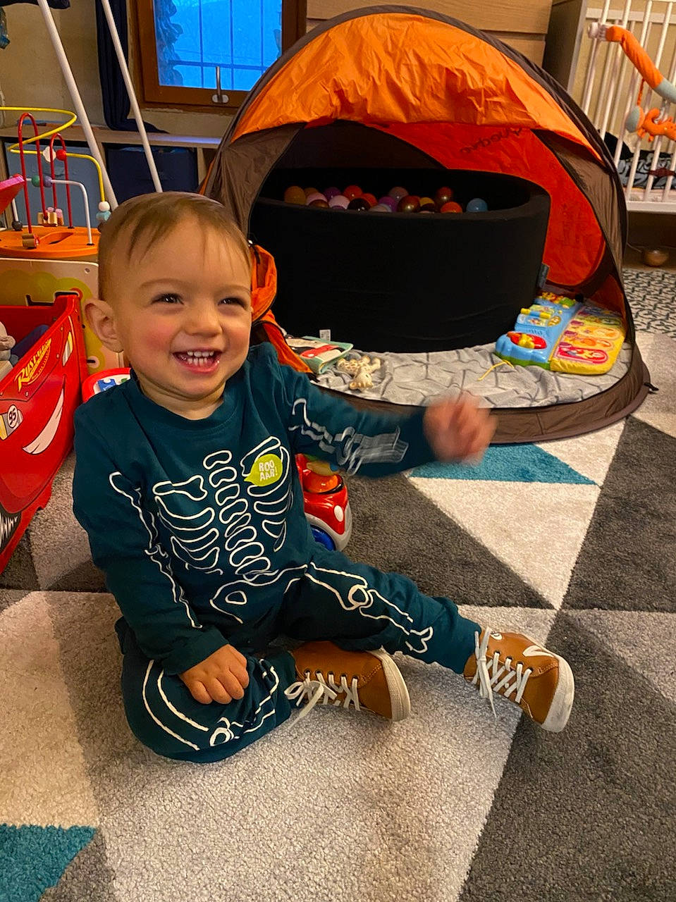 Zack a rejoint le concours — aidez-le/la à gagner de superbes lots ! baby, baby_toddler_clothing, blue, child, comfort, floor, flooring, fun, hairstyle, happy, joy, lap, leisure, mammal, orange, person, sleeve, smile, snapshot, toddler