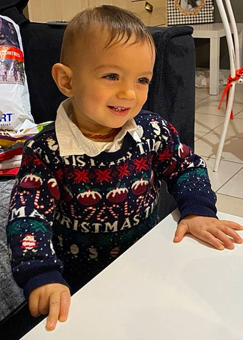 Zack a rejoint le concours — aidez-le/la à gagner de superbes lots ! baby, baby_toddler_clothing, chair, cheek, child, desk, event, flooring, fun, happy, joy, pattern, person, play, product, room, sitting, sleeve, smile, t_shirt