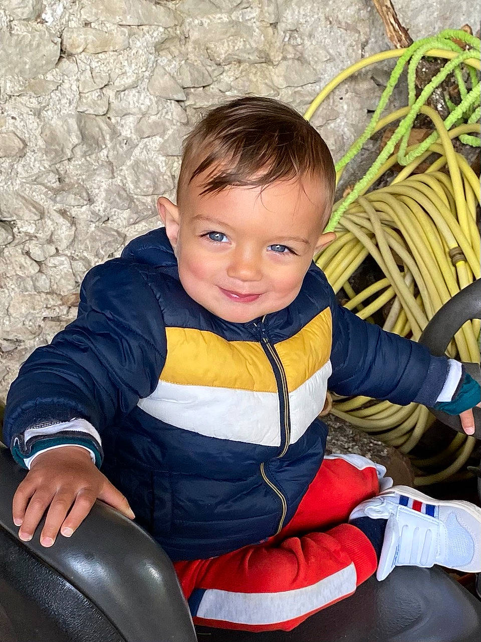 Zack participe au concours pour gagner de l'argent avec cette photo : arm, baby, baby_carriage, baby_products, baby_toddler_clothing, chair, comfort, eye, grass, happy, joy, lap, leg, leisure, outerwear, person, plant, skin, sleeve, smile