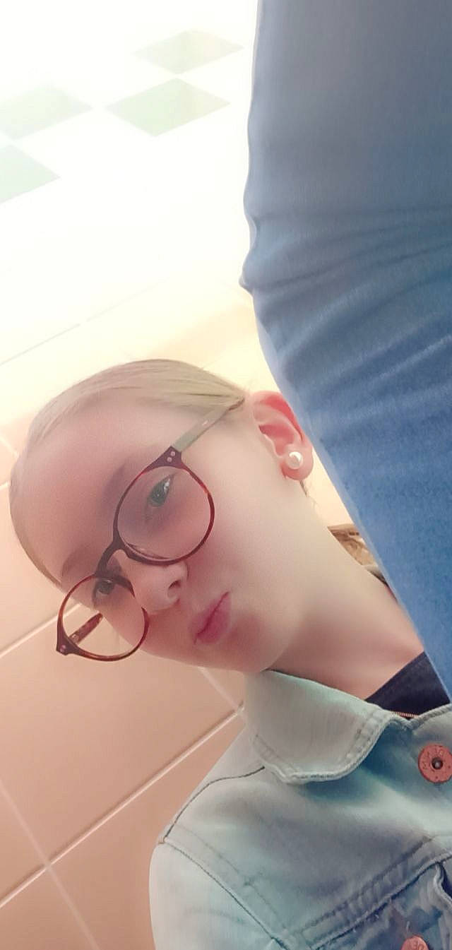 Camille a rejoint le concours — aidez-le/la à gagner de superbes lots ! audio_equipment, chest, child, comfort, elbow, eyelash, eyewear, fashion_accessory, fun, glasses, human_leg, jaw, lip, neck, nose, person, personal_protective_equipment, selfie, sleeve, thigh