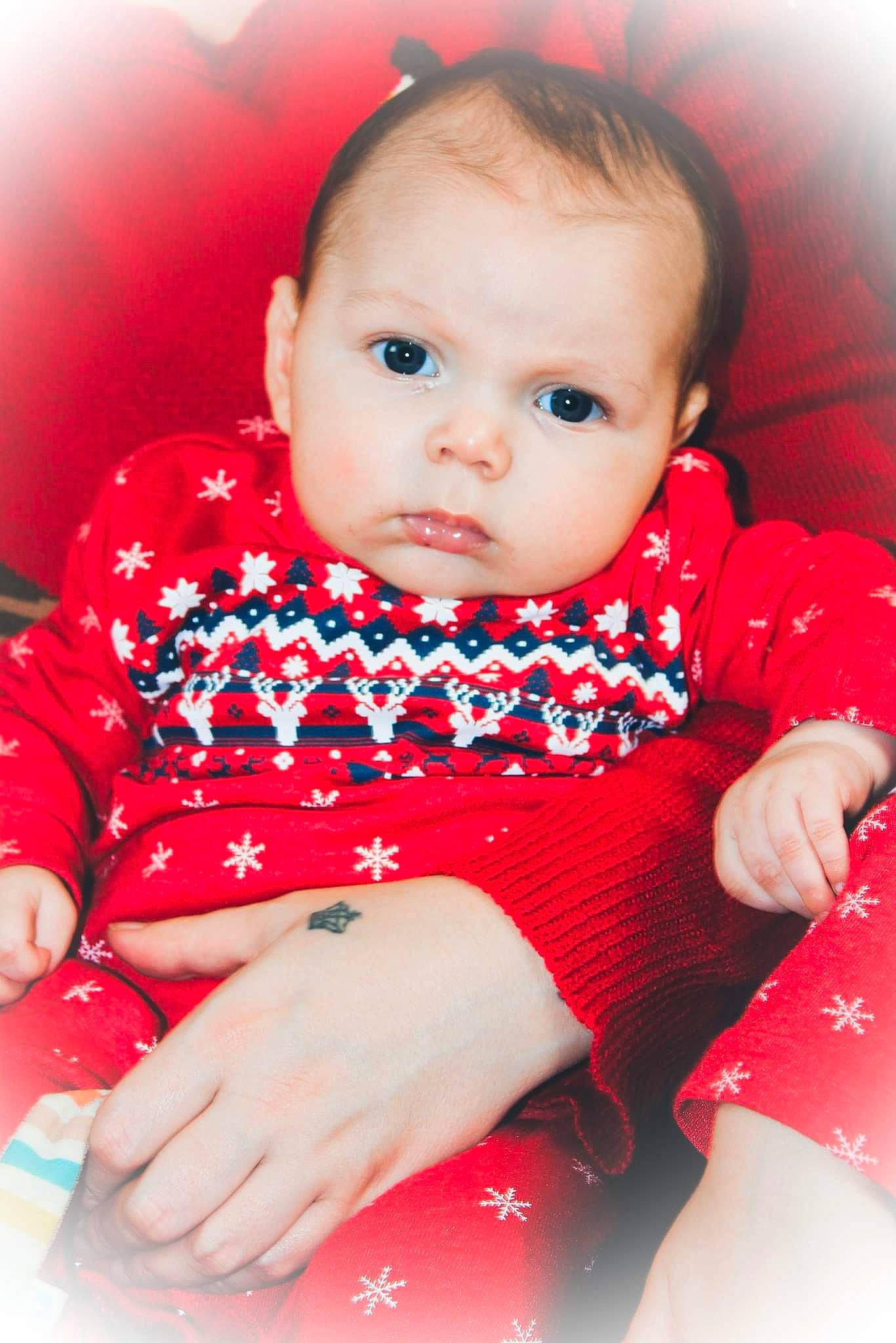 Manoé participe au concours pour gagner de l'argent avec cette photo : baby, baby_toddler_clothing, cheek, child, collar, comfort, facial_expression, finger, fun, hairstyle, happy, iris, lip, pattern, person, red, sitting, skin, sleeve, standing