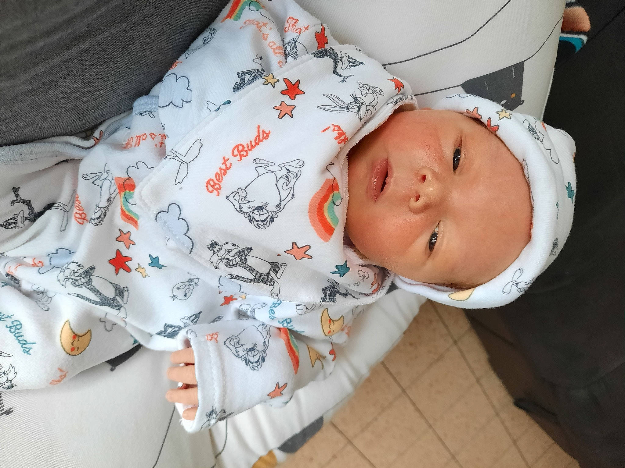 Manoé a rejoint le concours — aidez-le/la à gagner de superbes lots ! baby, baby_products, baby_toddler_clothing, carmine, cheek, child, comfort, elbow, eyelash, finger, hand, hat, human_body, linens, pattern, person, room, sleep, sleeve, toddler