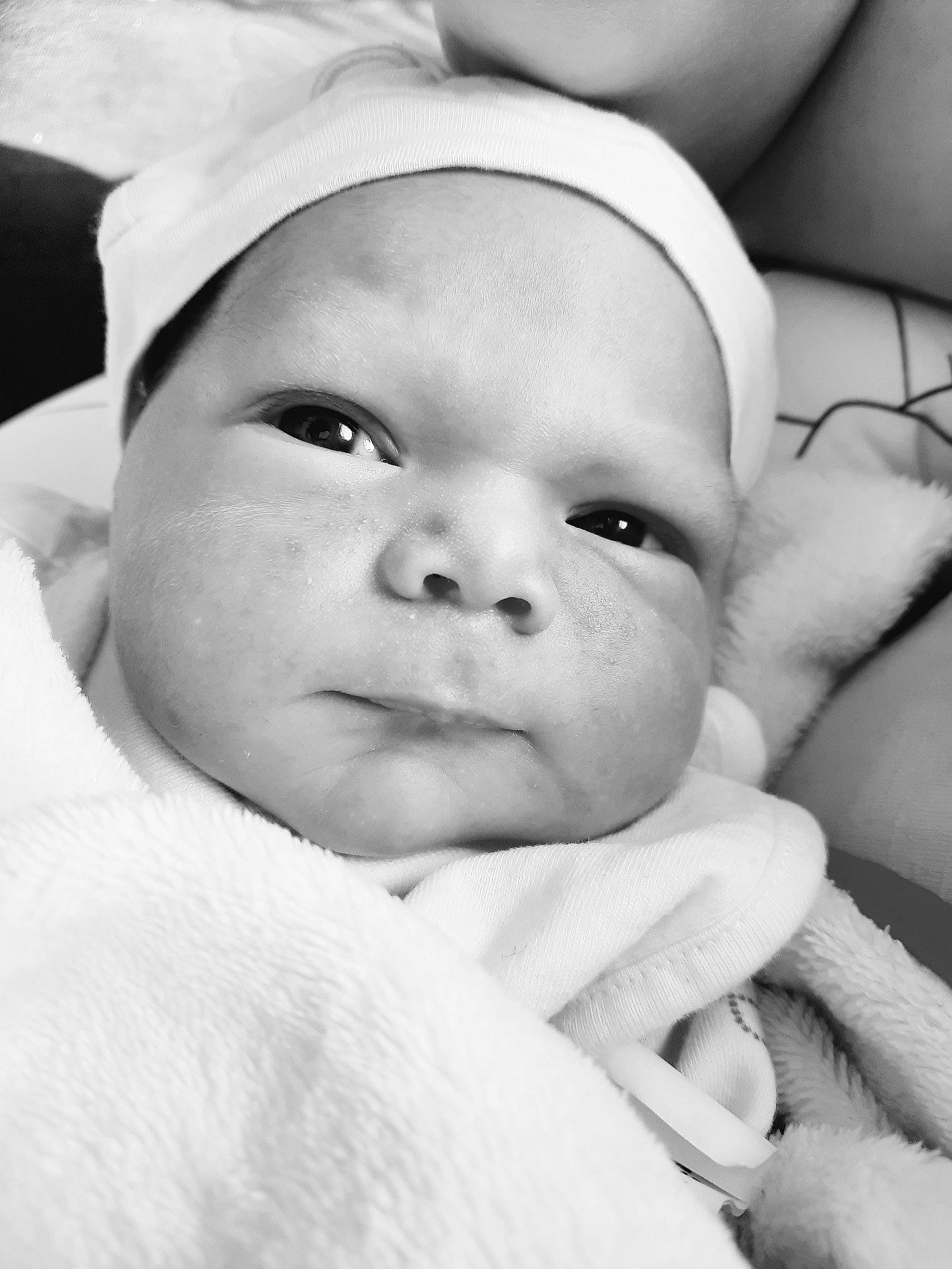 Manoé participe au concours pour gagner de l'argent avec cette photo : baby, black_and_white, cheek, comfort, eyebrow, finger, gesture, hand, happy, iris, lip, monochrome, monochrome_photography, nose, person, skin, smile, snapshot, style, toddler