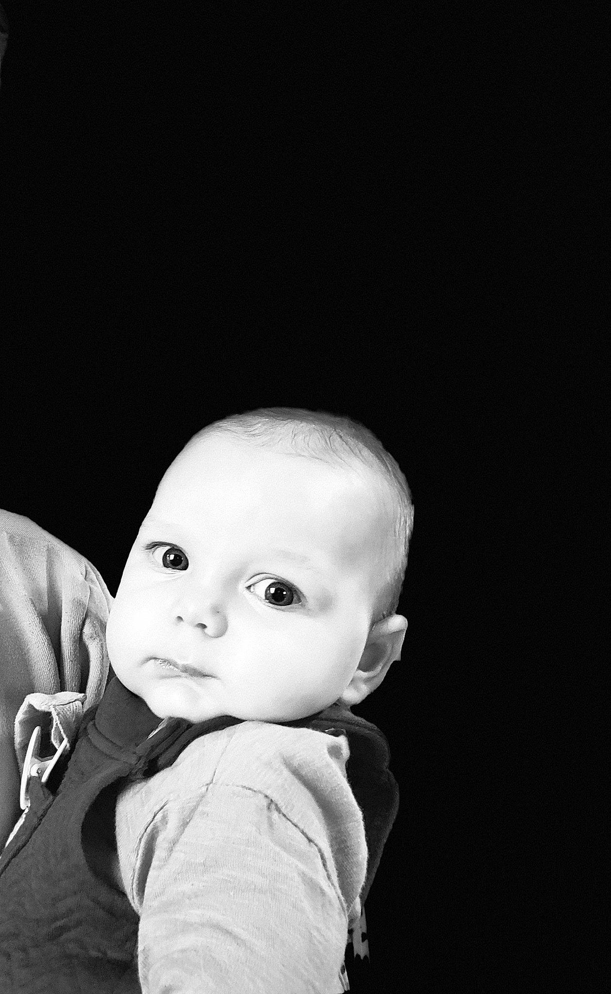 Manoé participe au concours pour gagner de l'argent avec cette photo : baby, baby_toddler_clothing, cheek, child, darkness, eyebrow, flash_photography, fur, happy, lip, monochrome, monochrome_photography, person, portrait, portrait_photography, sitting, sleeve, still_life_photography, toddler