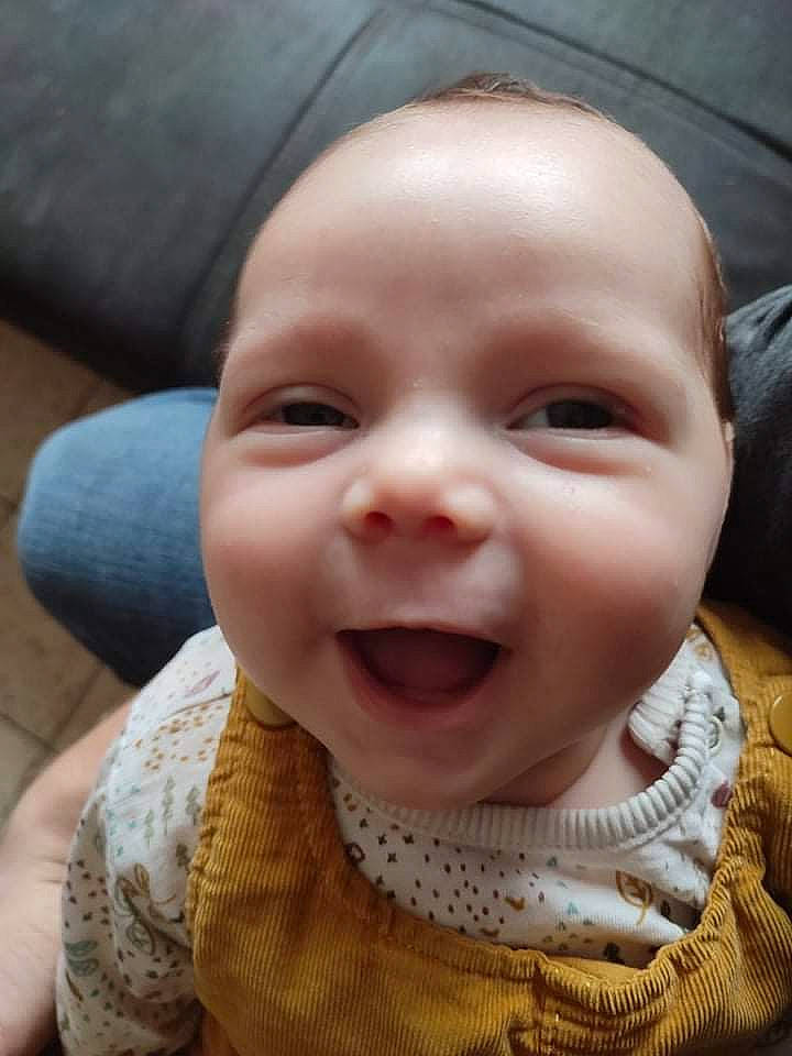 Manoé participe au concours pour gagner de l'argent avec cette photo : baby, baby_laughing, baby_toddler_clothing, cheek, eye, eyebrow, eyelash, forehead, gesture, happy, head, iris, jaw, lip, mouth, neck, nose, person, skin, smile
