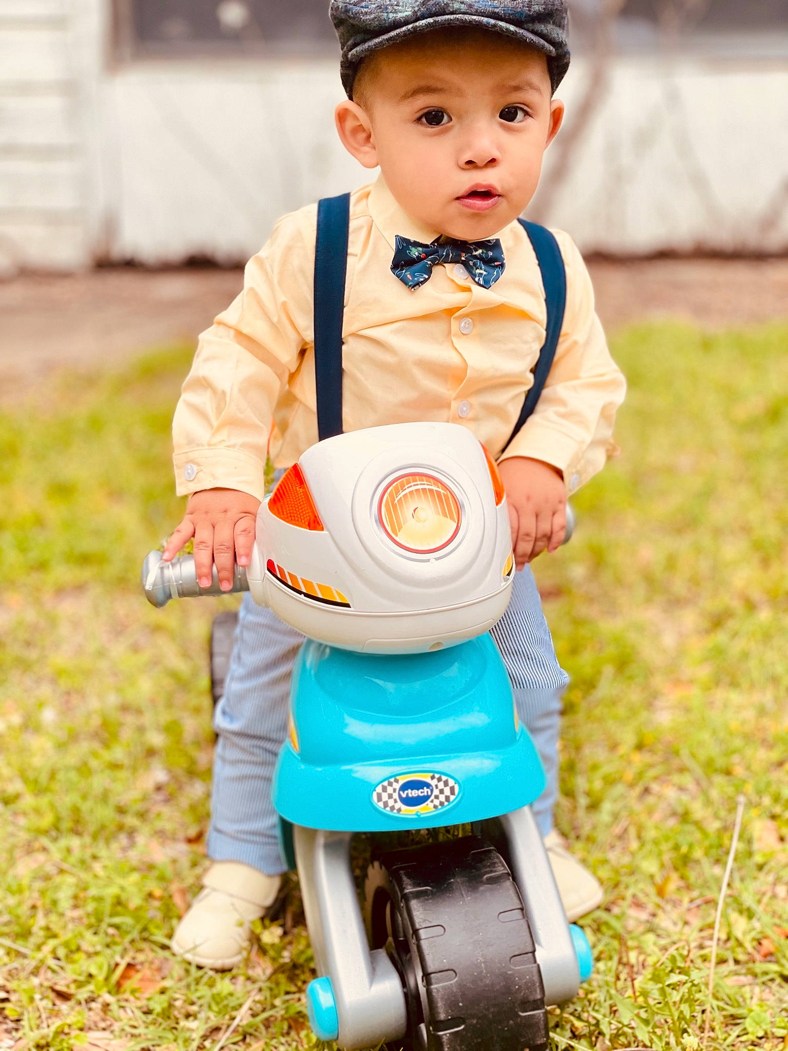 Marco is registered to the contest to win money with this photo: baby, baby_toddler_clothing, child, flash_photography, fun, grass, hand, happy, headwear, leisure, orange, people_in_nature, person, photograph, recreation, shoe, sleeve, sneakers, t_shirt, tire