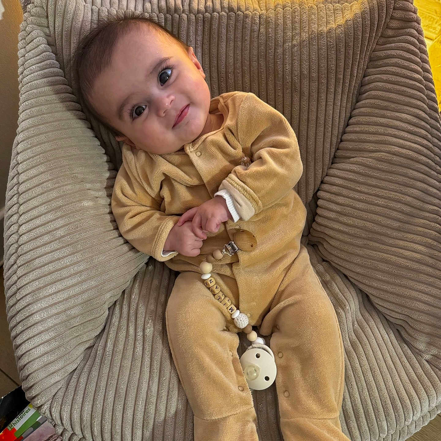 Milan a rejoint le concours — aidez-le/la à gagner de superbes lots ! baby, blanket, chair, clothing, couch, crib, cushion, face, furniture, head, homedecor, infantbed, newborn, pants, person, photography, pillow, portrait, sitting, sleeve