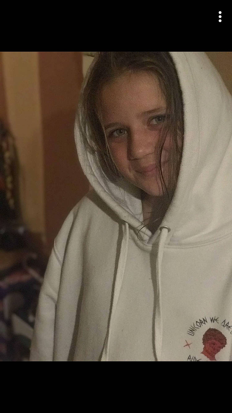 Léa participe au concours pour gagner de l'argent avec cette photo : cheek, forehead, hood, hoodie, jacket, nose, outerwear, person, selfie, smile