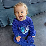 Juliana a rejoint le concours — aidez-le/la à gagner de superbes lots ! baby, casual, child, couch, cute, expression, face, floor, happy, home, indoors, onesie, person, playful, purple_clothing, sitting, smiling, toddler, toy, young_child