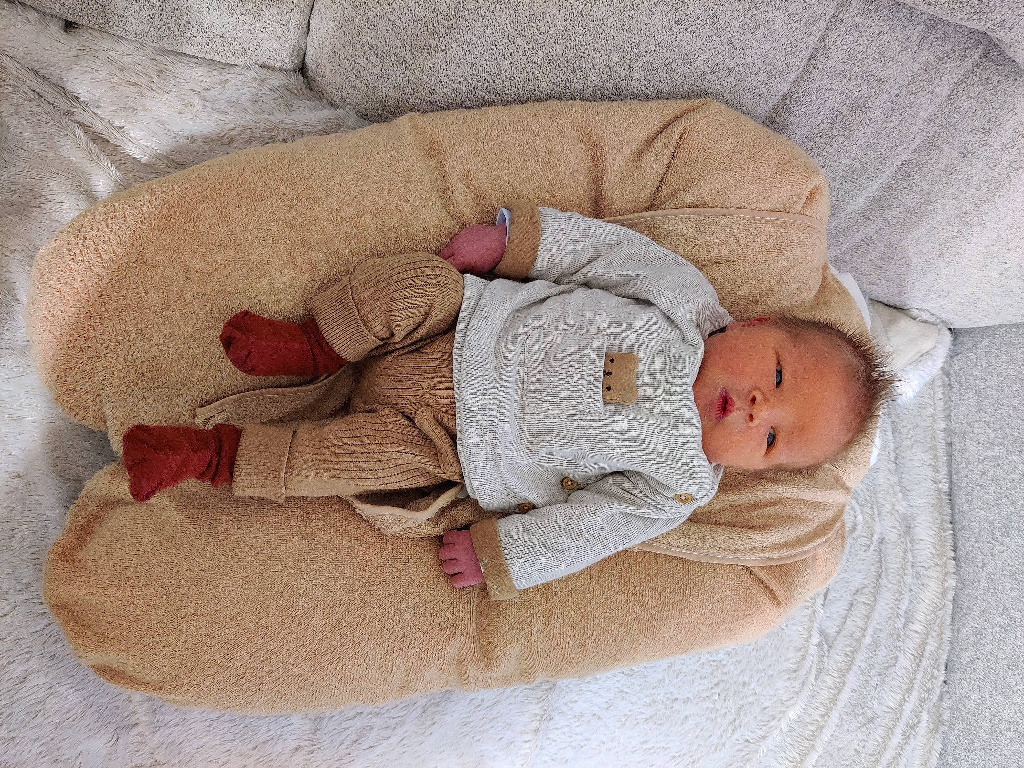 Maël a rejoint le concours — aidez-le/la à gagner de superbes lots ! arm, baby, baby_products, baby_sleeping, baby_toddler_clothing, bedtime, child, comfort, face, finger, hand, head, human_body, linens, person, product, room, skin, textile, toddler