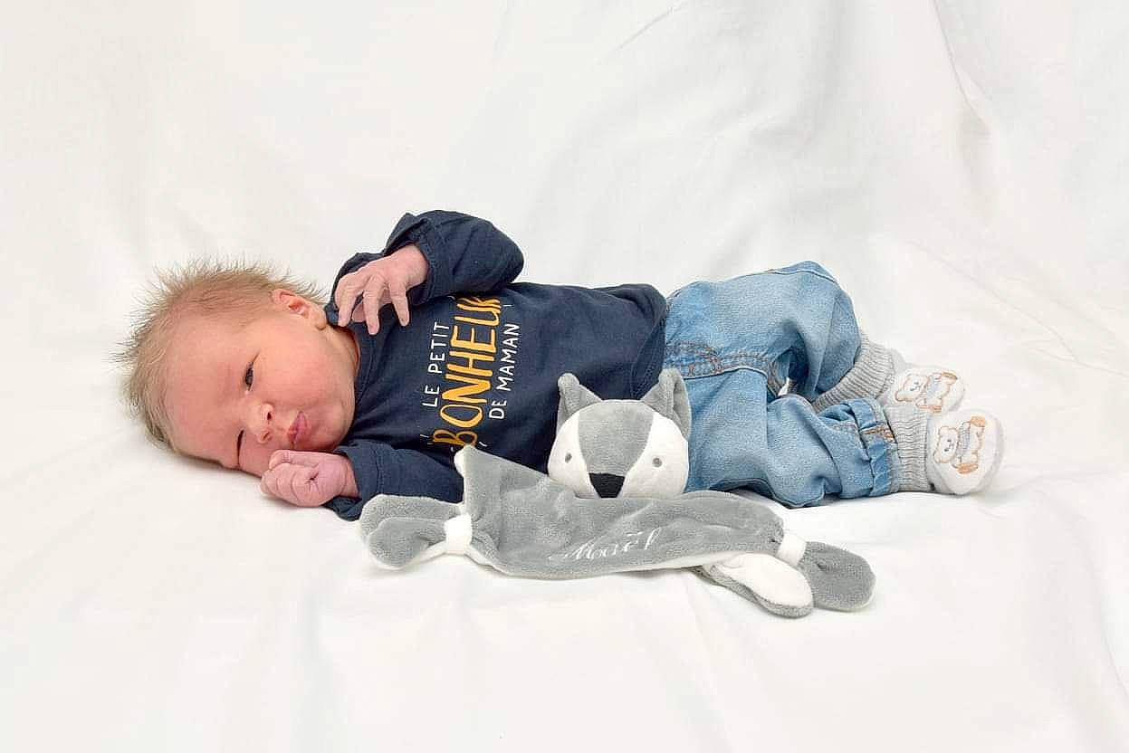 Maël participe au concours pour gagner de l'argent avec cette photo : baby, baby_products, baby_sleeping, baby_toddler_clothing, bed, bedding, bedtime, child, comfort, felidae, fur, human_body, leg, linens, nap, person, sitting, sleeve, stuffed_toy, toddler