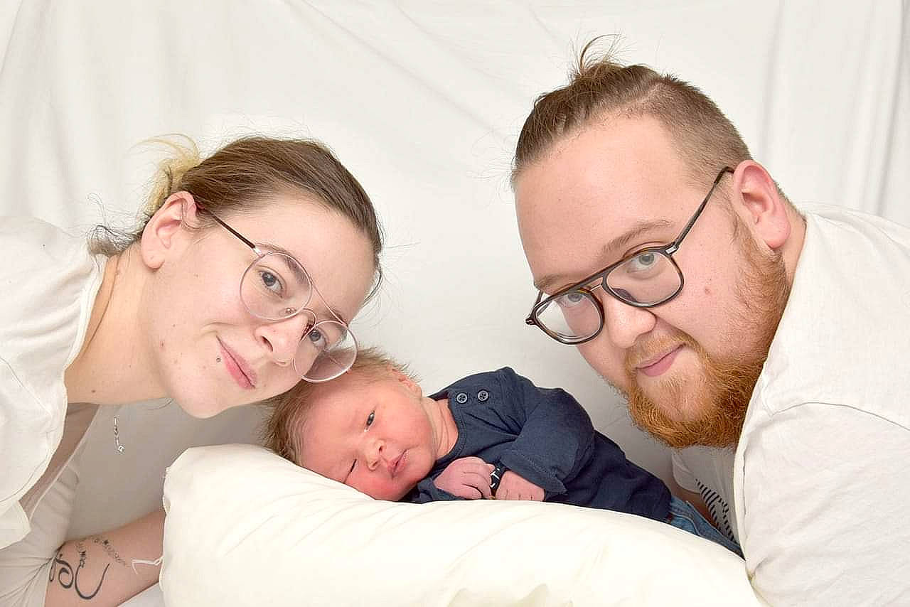 Maël a rejoint le concours — aidez-le/la à gagner de superbes lots ! baby, child, comfort, couch, elbow, event, eye, eyewear, flash_photography, fun, gesture, glasses, happy, head, jewellery, joy, neck, person, skin, smile