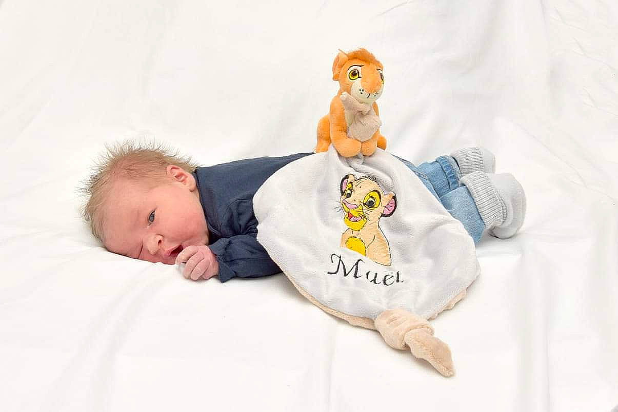 Maël participe au concours pour gagner de l'argent avec cette photo : baby, baby_products, baby_safety, baby_sleeping, baby_toddler_clothing, bed, bedding, bedtime, comfort, foot, fur, linens, person, room, sitting, sleeve, stuffed_toy, t_shirt, teddy_bear, toddler