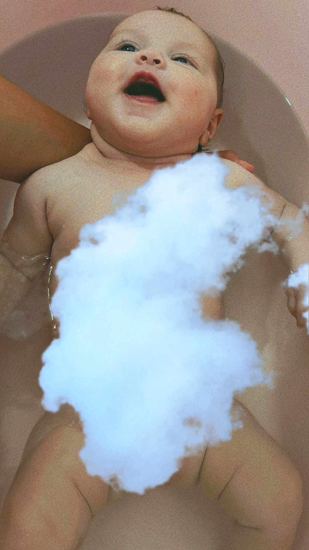 Talia a rejoint le concours — aidez-le/la à gagner de superbes lots ! baby, bath, water, smile, child, skin, arm, hand, pink, tub, happy, face, infant, young, cute, sitting, relax, indoors, person, joyful