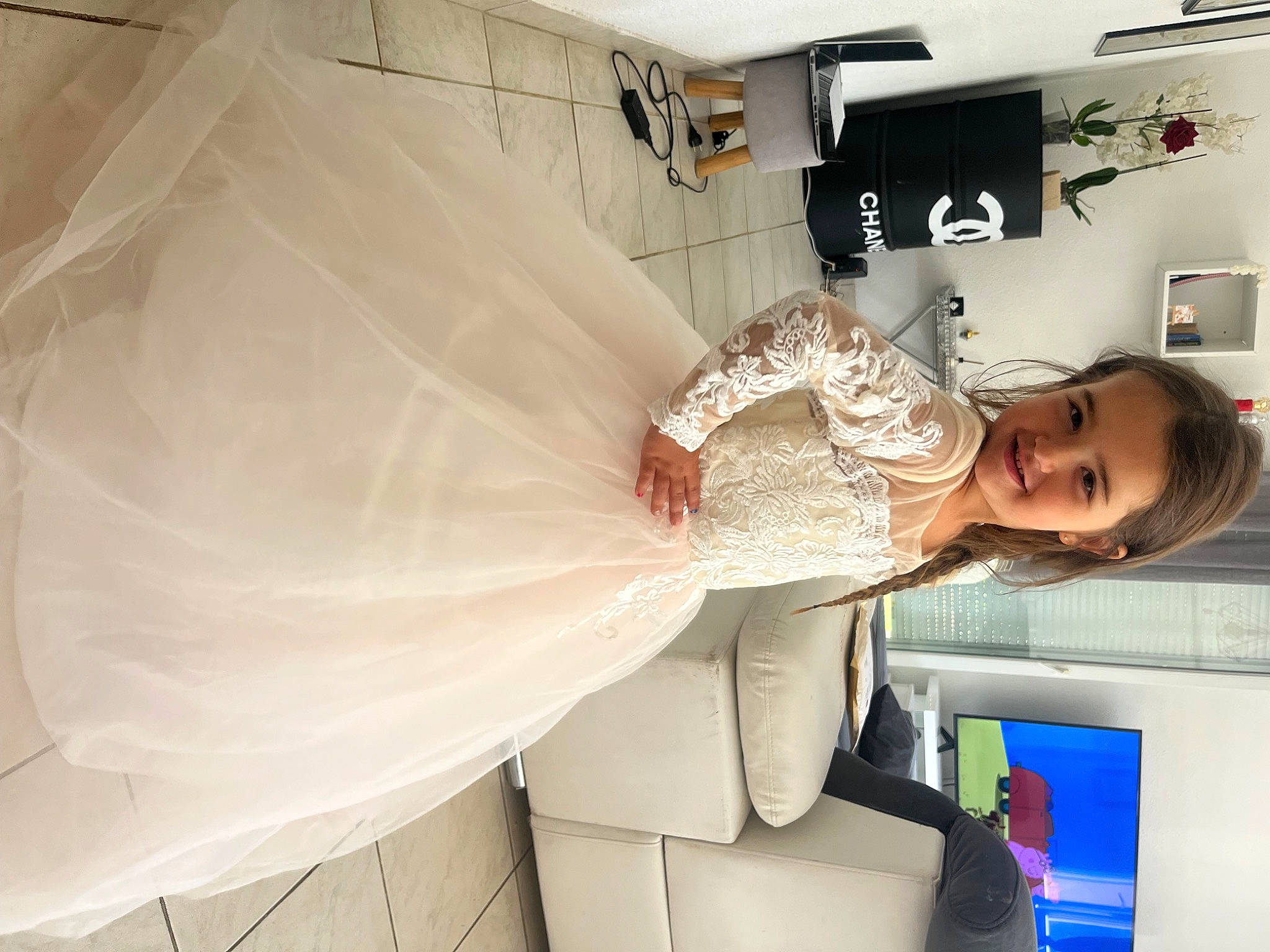 Giulia participe au concours pour gagner de l'argent avec cette photo : bridal_accessory, bridal_clothing, bridal_party_dress, ceiling, event, fashion_accessory, fashion_design, flooring, formal_wear, fun, gown, happy, haute_couture, joy, machine, person, plaster, room, service, shoulder