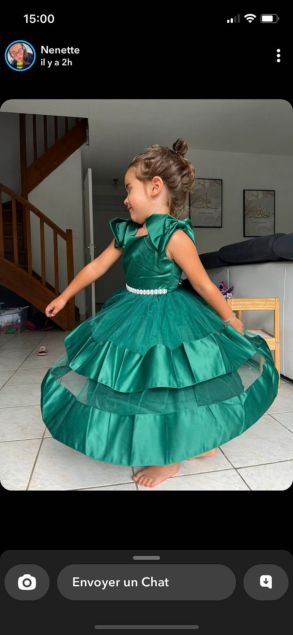 Giulia participe au concours pour gagner de l'argent avec cette photo : bridal_party_dress, day_dress, dress, electric_blue, event, fashion_design, flash_photography, formal_wear, gown, hair, happy, haute_couture, long_hair, magenta, one_piece_garment, pattern, person, picture_frame, ruffle, sleeve