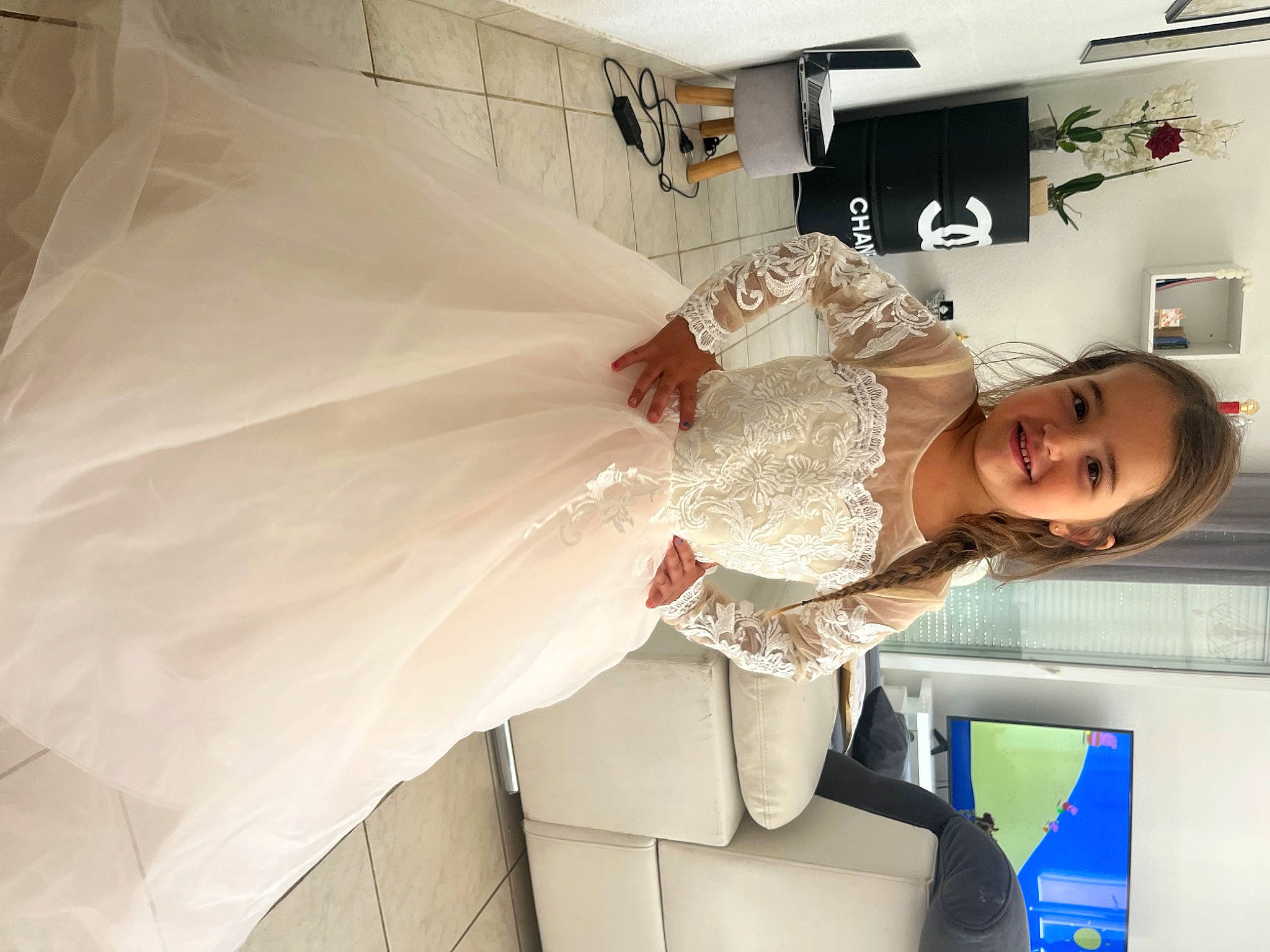 Giulia a rejoint le concours — aidez-le/la à gagner de superbes lots ! bridal_accessory, bridal_clothing, bridal_party_dress, cocktail_dress, event, fashion_accessory, fashion_design, flooring, formal_wear, fun, gown, happy, haute_couture, joy, machine, peach, person, room, smile, waist