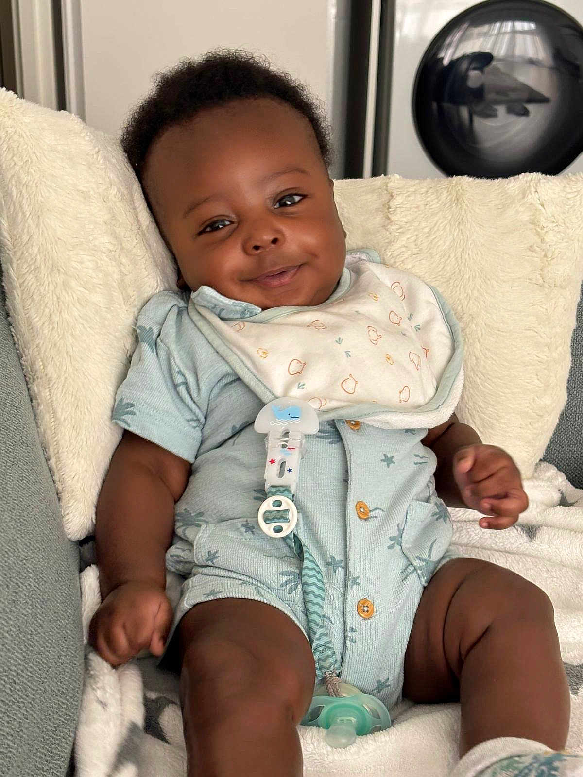 Chris-Owen a rejoint le concours — aidez-le/la à gagner de superbes lots ! baby, infant, smiling, bib, pacifier, clothing, sitting, cushion, blanket, indoor, furniture, cute, child, person, portrait, happy, cozy, relaxed, skin, face