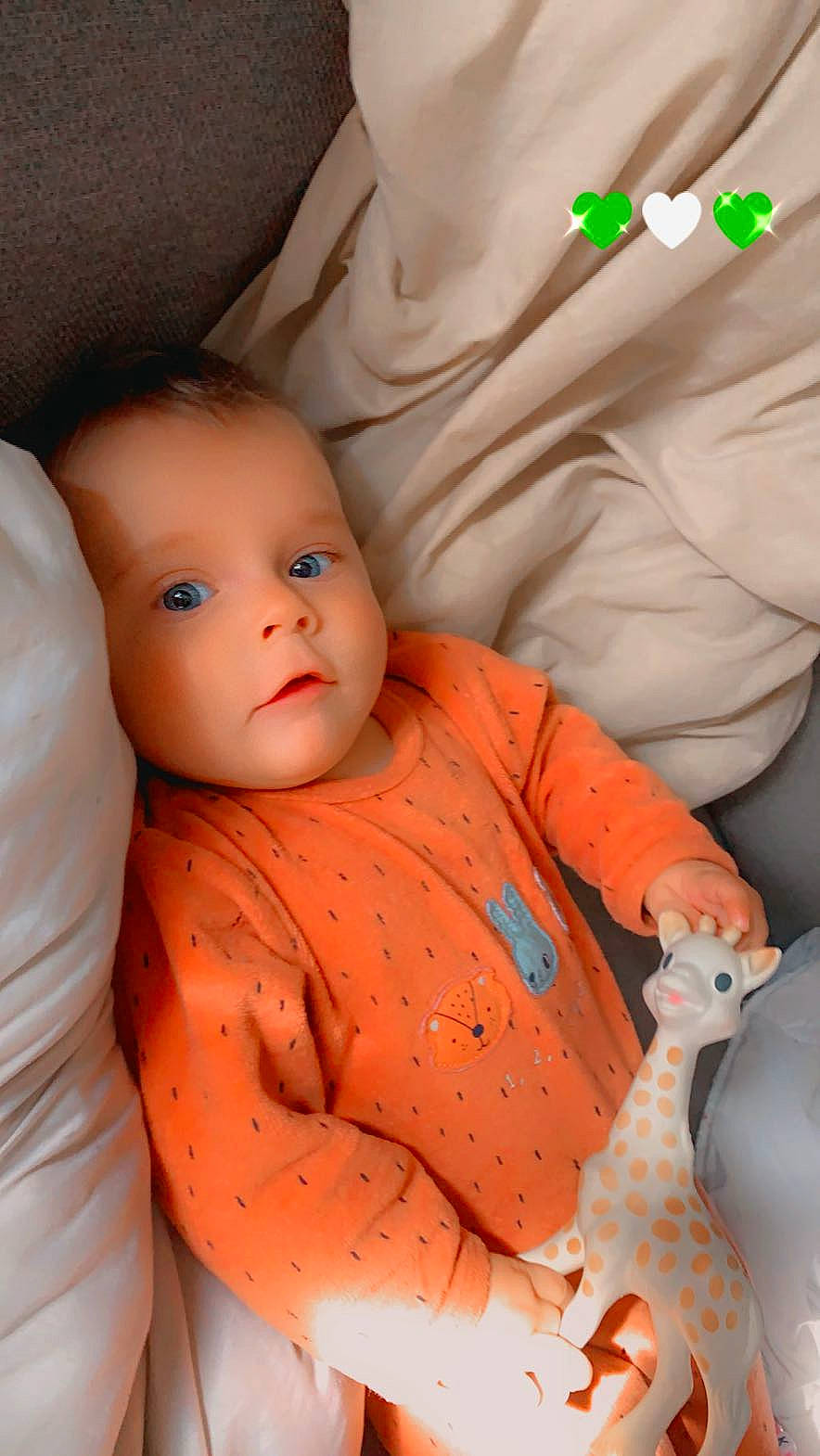 Katalyna a rejoint le concours — aidez-le/la à gagner de superbes lots ! baby, baby_toddler_clothing, cheek, comfort, eye, eyebrow, face, finger, human_body, iris, joint, lip, mouth, neck, nose, orange, organ, person, skin, sleeve