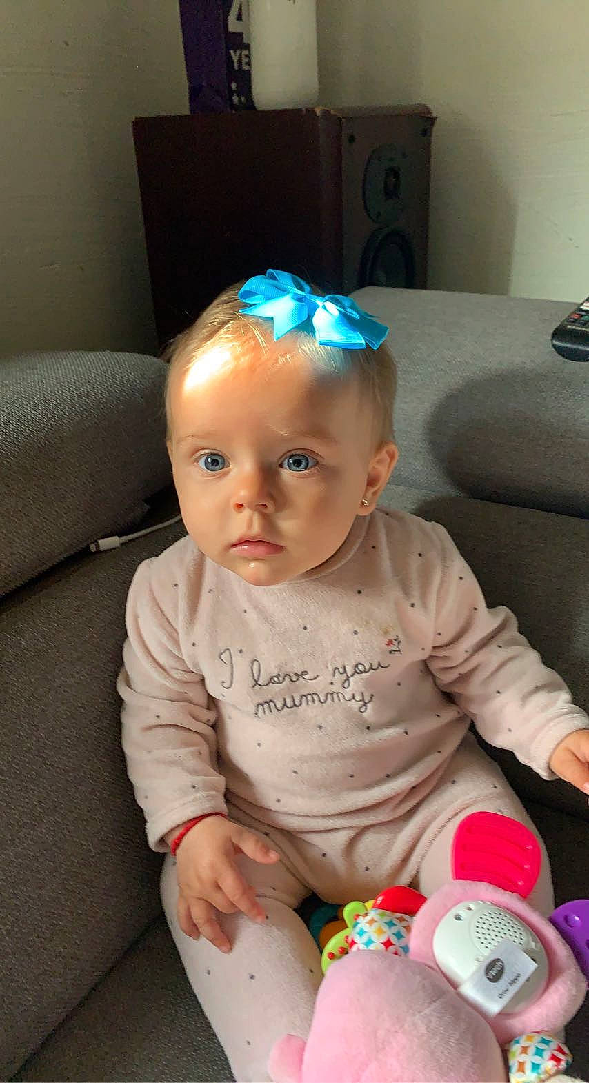 Katalyna a rejoint le concours — aidez-le/la à gagner de superbes lots ! arm, baby, baby_products, baby_toddler_clothing, blue, cheek, child, comfort, couch, drinkware, finger, fun, happy, headband, organ, person, pink, sitting, skin, textile