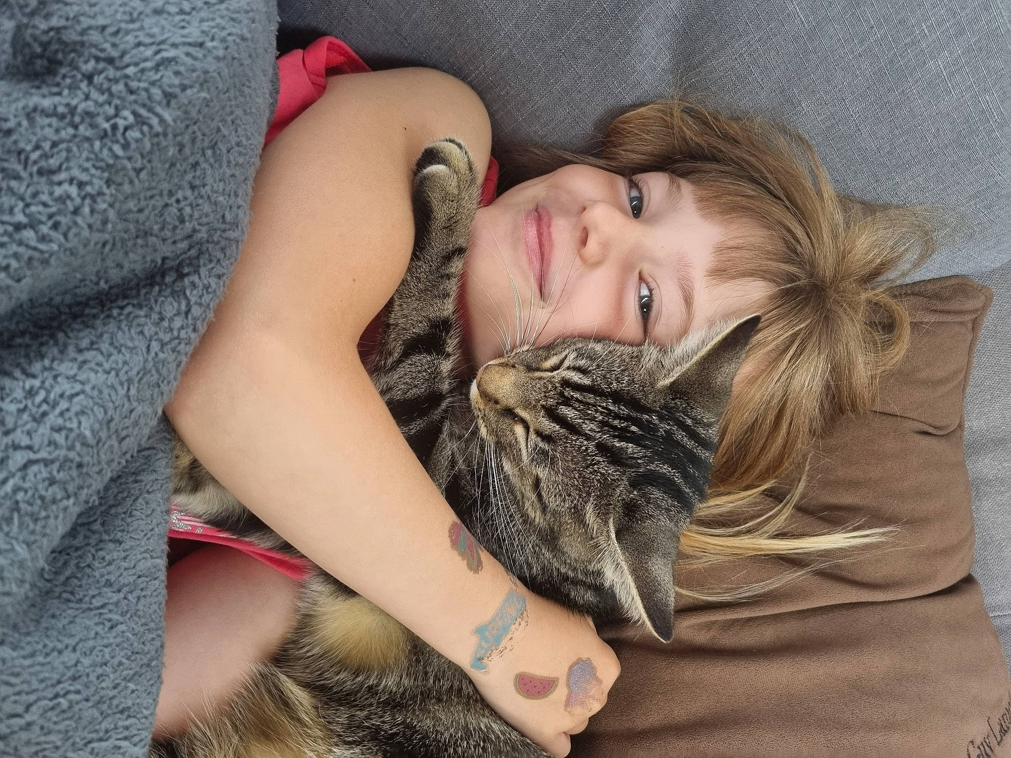 Ambre a rejoint le concours — aidez-le/la à gagner de superbes lots ! abdomen, beard, black_hair, brown_hair, cat, comfort, couch, eyelash, felidae, flash_photography, grey, hair, happy, head, human_leg, long_hair, pattern, person, skin, smile