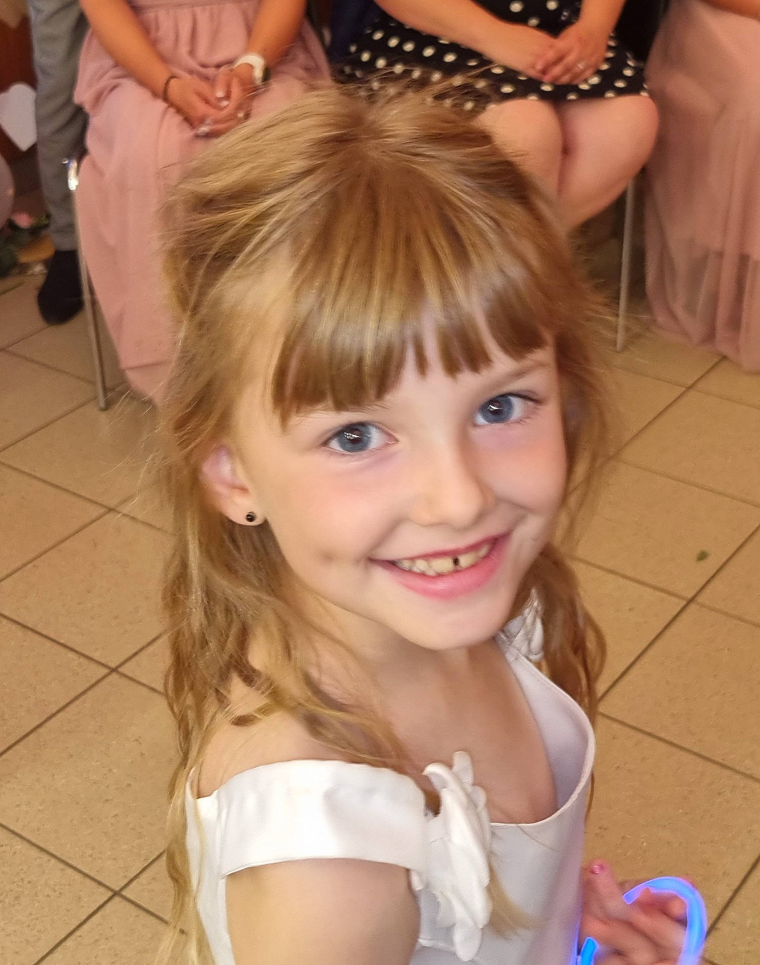 Ambre a rejoint le concours — aidez-le/la à gagner de superbes lots ! arm, bangs, bridal_accessory, dress, event, eye, eyebrow, eyelash, facial_expression, finger, formal_wear, hairstyle, happy, headpiece, iris, jewellery, joy, long_hair, person, skin