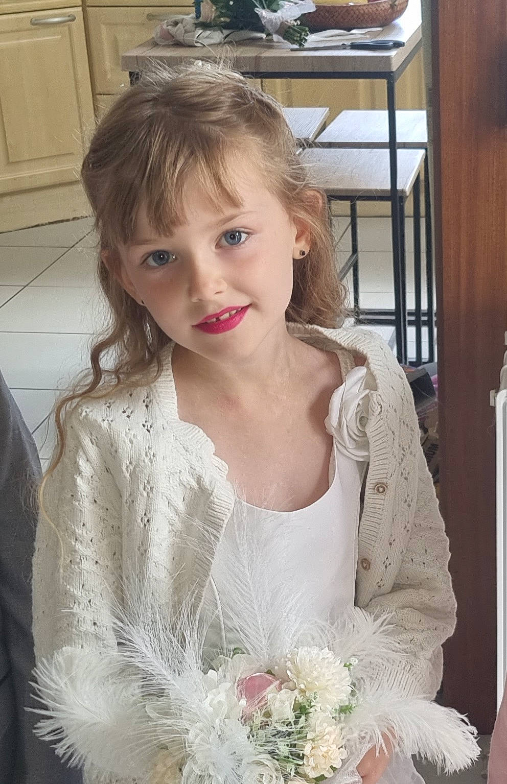 Ambre participe au concours pour gagner de l'argent avec cette photo : bridal_accessory, bridal_clothing, dress, embellishment, facial_expression, fashion, flower, flower_arranging, formal_wear, gown, hair, hairstyle, happy, iris, person, petal, rose, sleeve, toddler, wedding_ceremony_supply