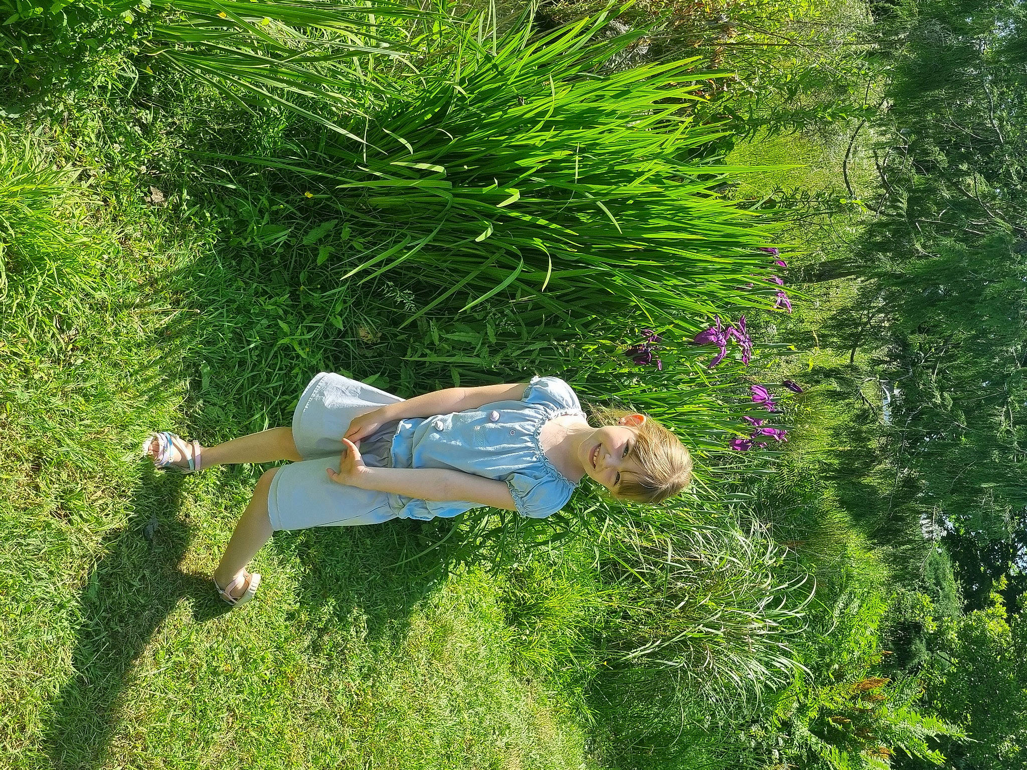 Ambre participe au concours pour gagner de l'argent avec cette photo : flower, fun, garden, grass, grass_family, grassland, groundcover, happy, joy, landscape, lawn, leisure, meadow, natural_landscape, pasture, people_in_nature, person, plant, shrub, t_shirt