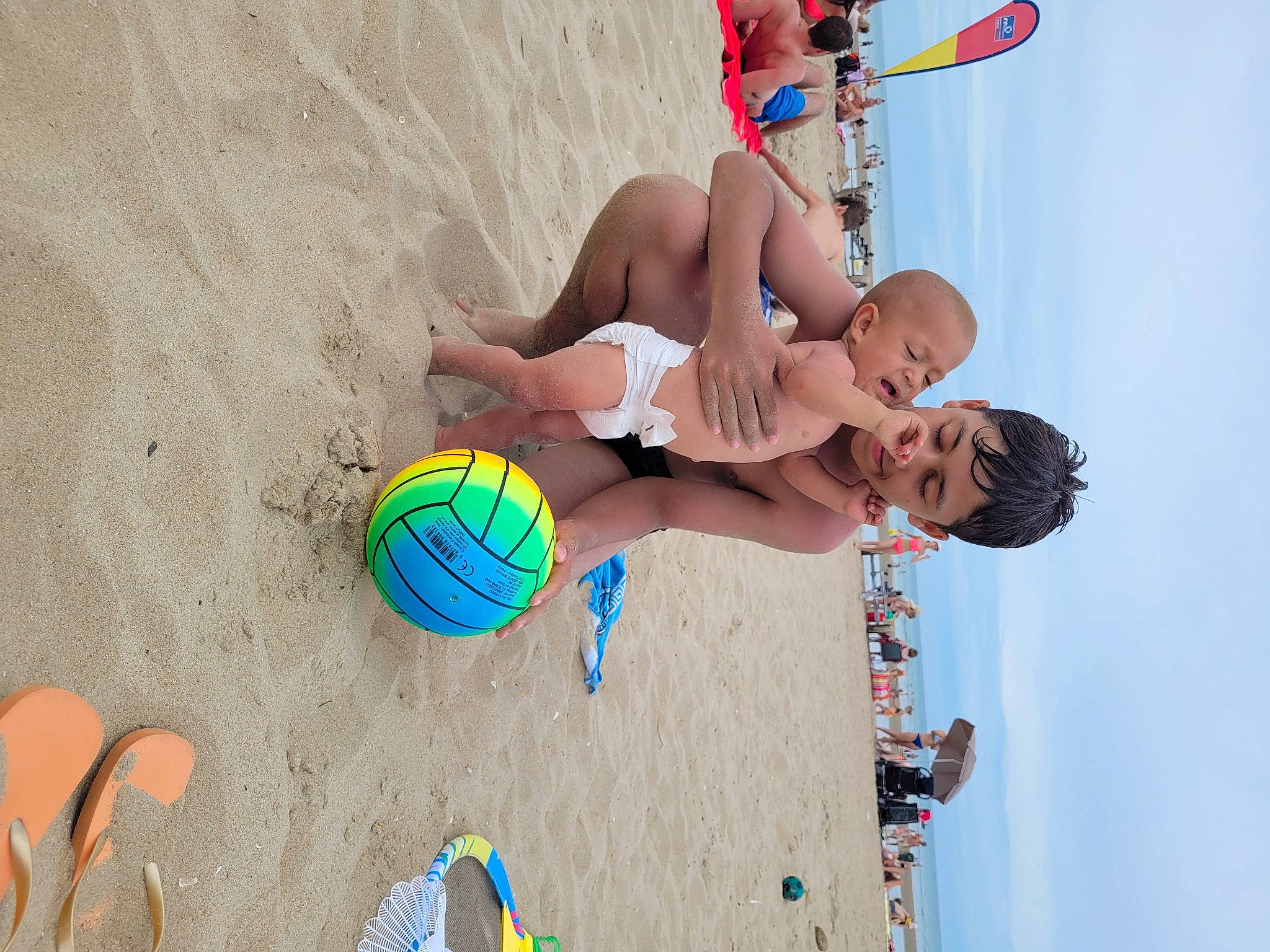 Lorenzo participe au concours pour gagner de l'argent avec cette photo : ball, beach, beach_volleyball, brassiere, football, fun, happy, leisure, net_sports, people_in_nature, people_on_beach, person, playing_sports, shorts, sorrow, sports_equipment, sports_toy, summer, thigh, volleyball