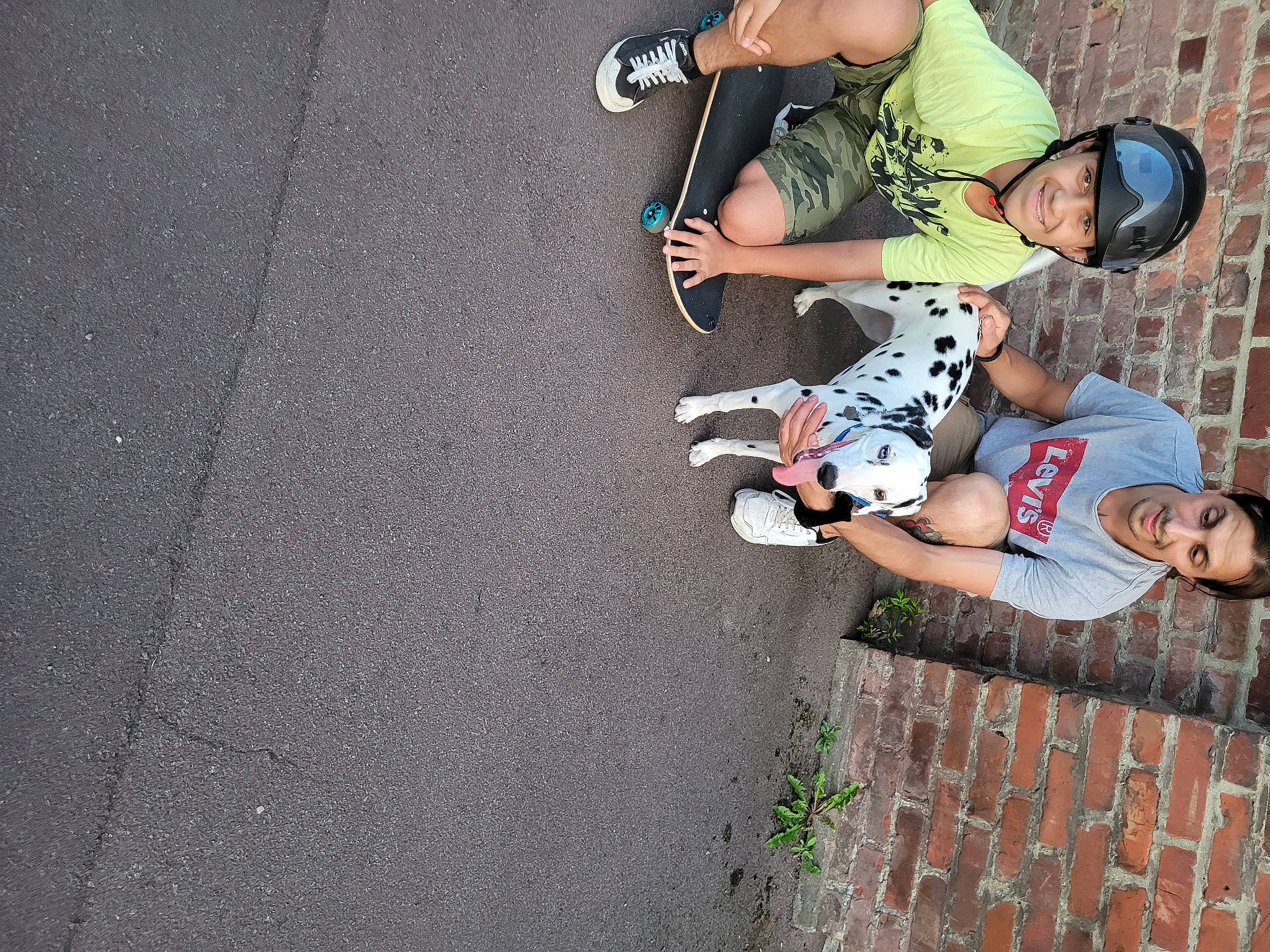 Lorenzo participe au concours pour gagner de l'argent avec cette photo : adventure, arm, asphalt, child, concrete, eyewear, fun, happy, hat, headwear, human_leg, joy, leisure, person, recreation, road_surface, shoe, shorts, sidewalk, t_shirt