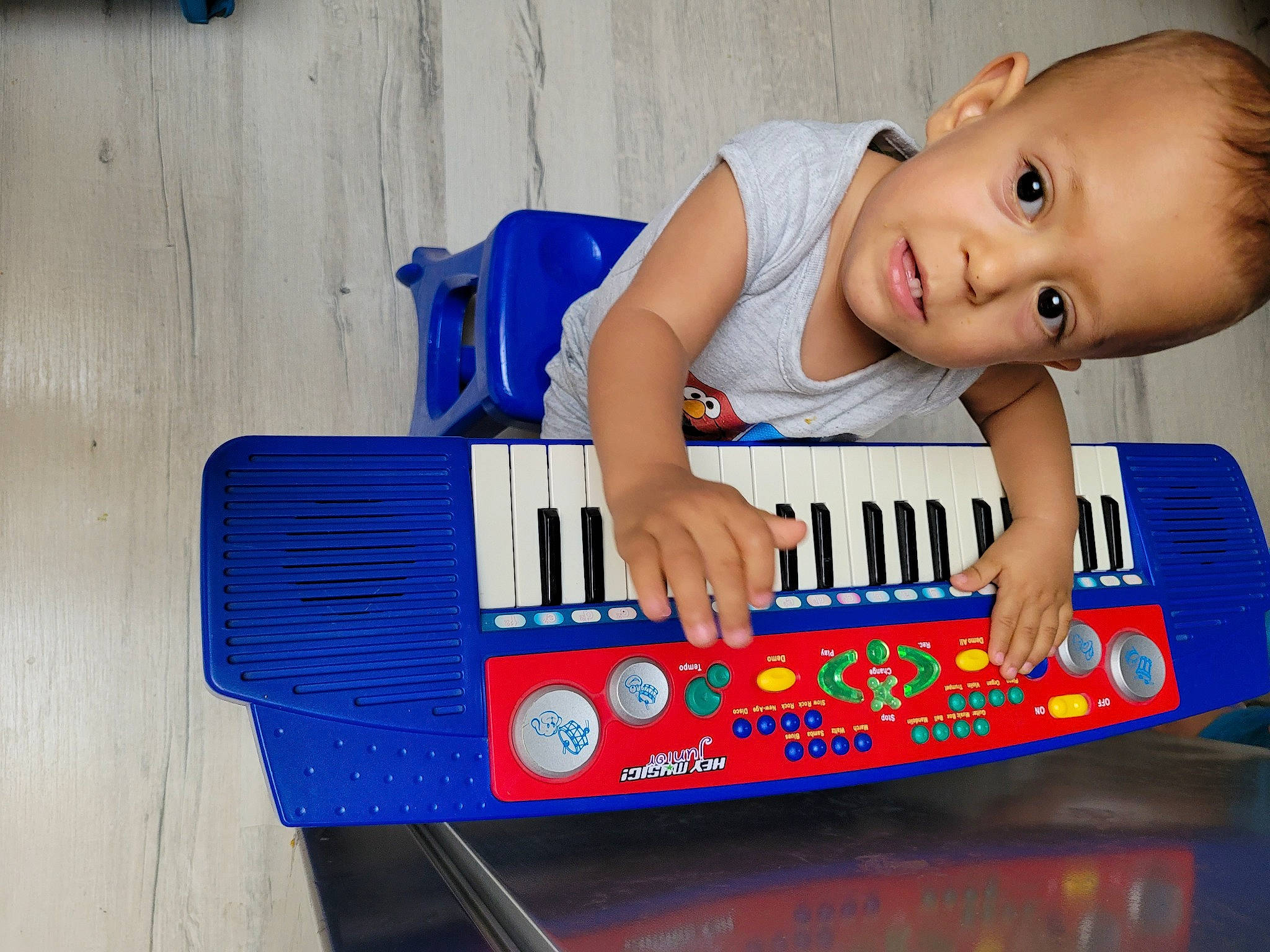 Stanley a rejoint le concours — aidez-le/la à gagner de superbes lots ! baby, baby_playing_with_toys, baby_products, baby_toddler_clothing, blue, child, electric_blue, electronic_instrument, electronic_musical_instrument, flooring, foot, keyboard, musical_instrument, musical_keyboard, nail, person, play, recreation, sitting, toddler