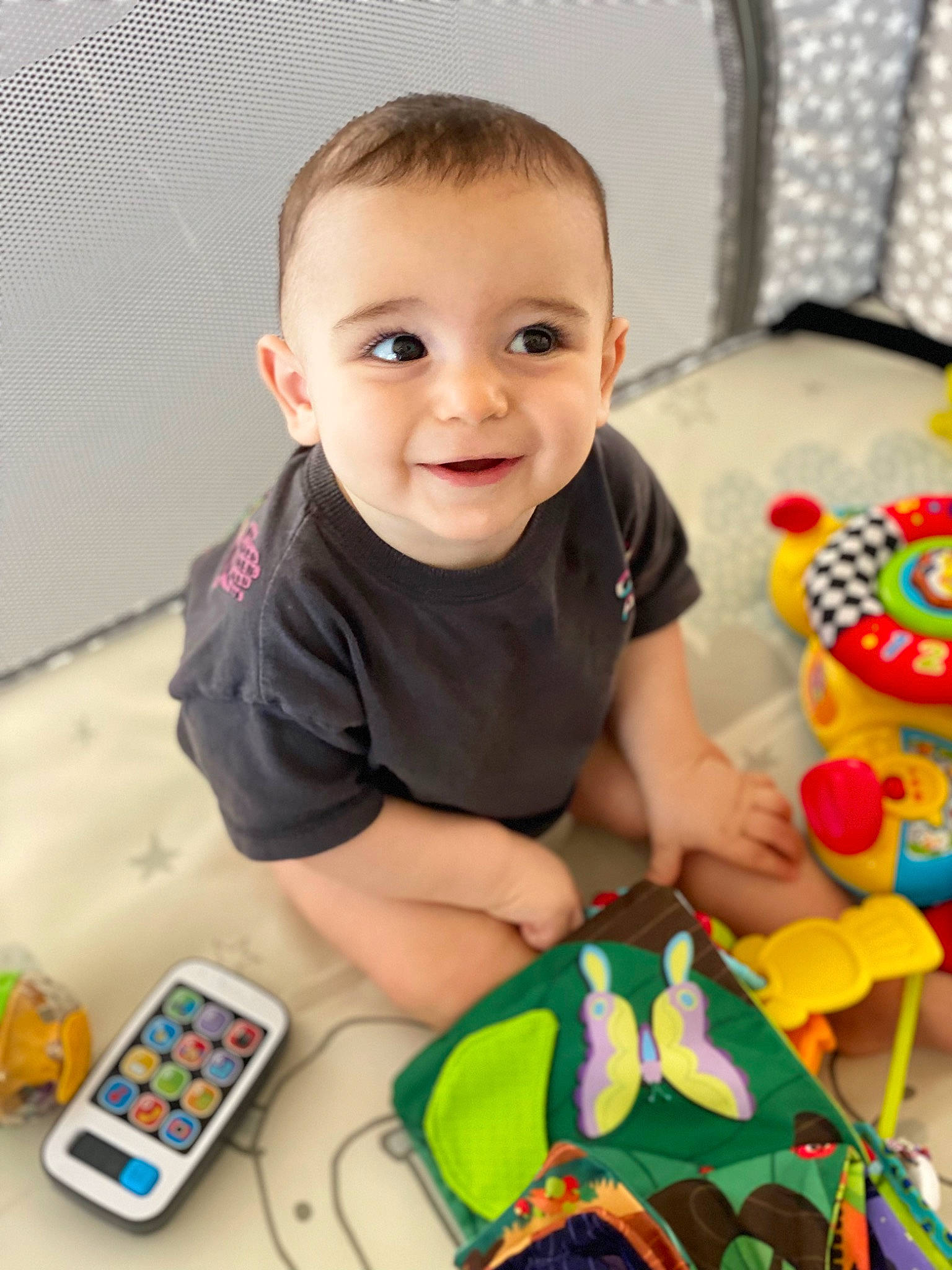 Jean Baptiste a rejoint le concours — aidez-le/la à gagner de superbes lots ! baby, baby_playing_with_toys, baby_toddler_clothing, cheek, child, communication_device, face, fun, happy, iris, joy, mobile_phone, person, play, portable_communications_device, product, room, skin, smile, telephony