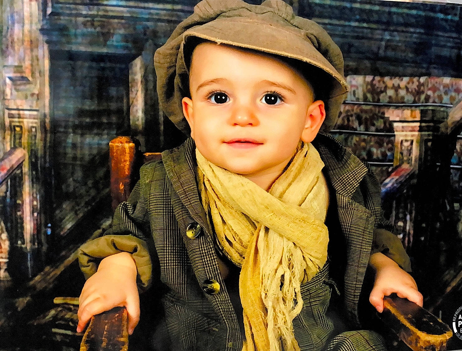 Jean Baptiste a rejoint le concours — aidez-le/la à gagner de superbes lots ! cap, cheek, city, cool, fashion_accessory, flash_photography, fun, happy, hat, headgear, headwear, human_body, human_settlement, market, person, public_space, sitting, skin, street, temple