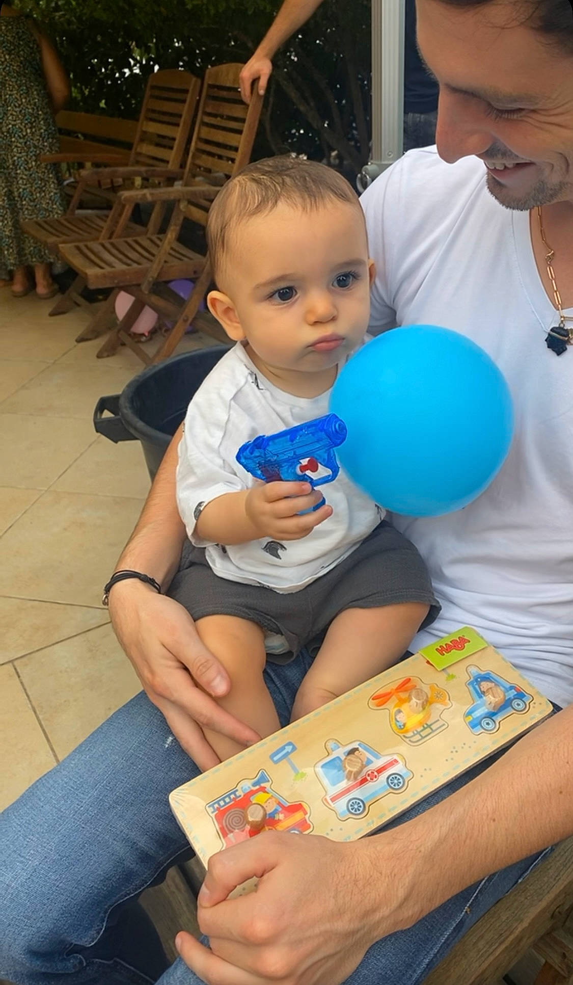 Jean Baptiste a rejoint le concours — aidez-le/la à gagner de superbes lots ! balloon, chair, child, electric_blue, event, fun, happy, human_leg, joint, lap, leg, leisure, nail, party_supply, person, room, shorts, sitting, t_shirt, thigh