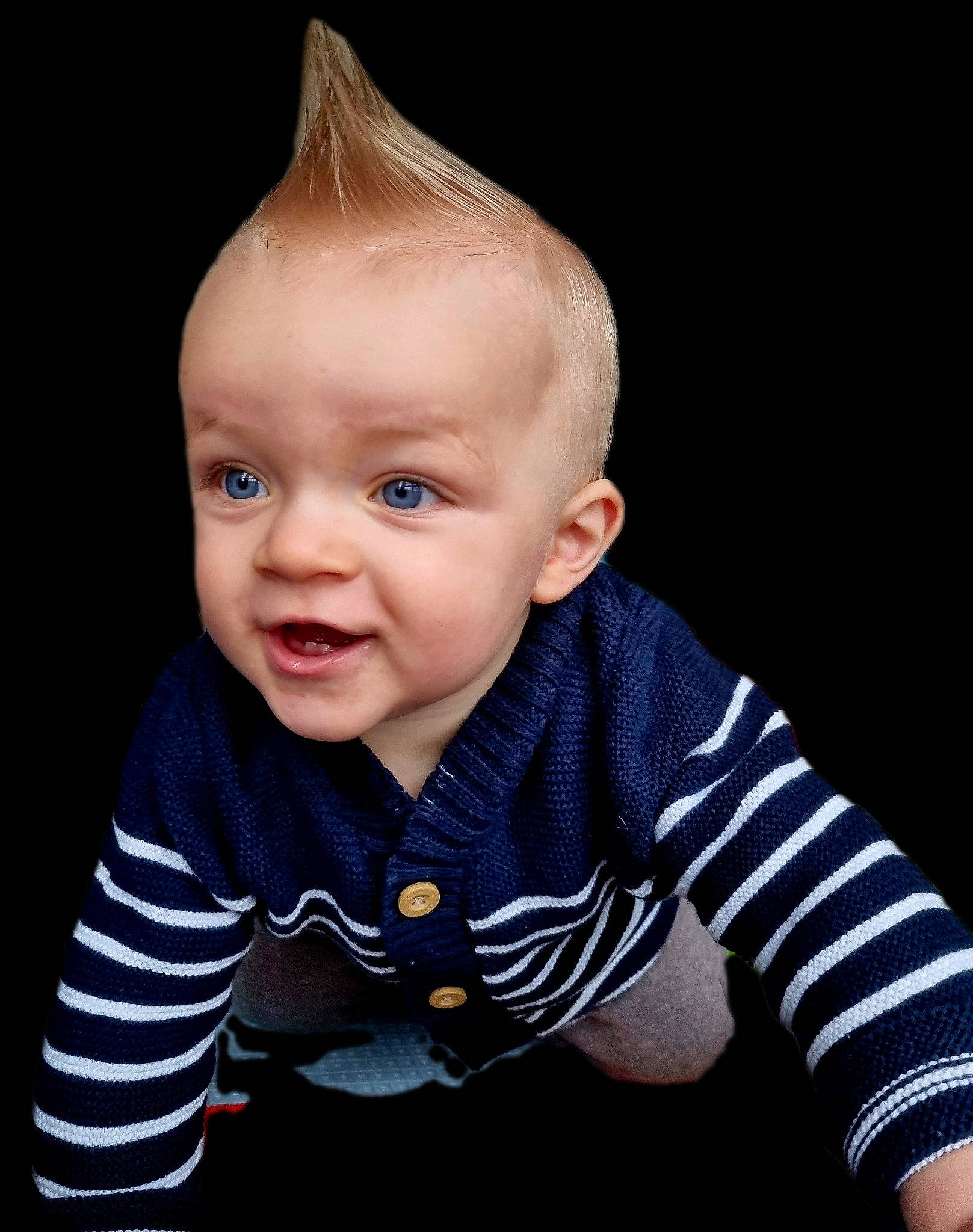 Kéloann a rejoint le concours — aidez-le/la à gagner de superbes lots ! baby, baby_products, baby_toddler_clothing, cheek, child, electric_blue, flash_photography, flooring, happy, human_body, iris, neck, pattern, person, portrait_photography, sitting, sleeve, smile, sportswear, t_shirt