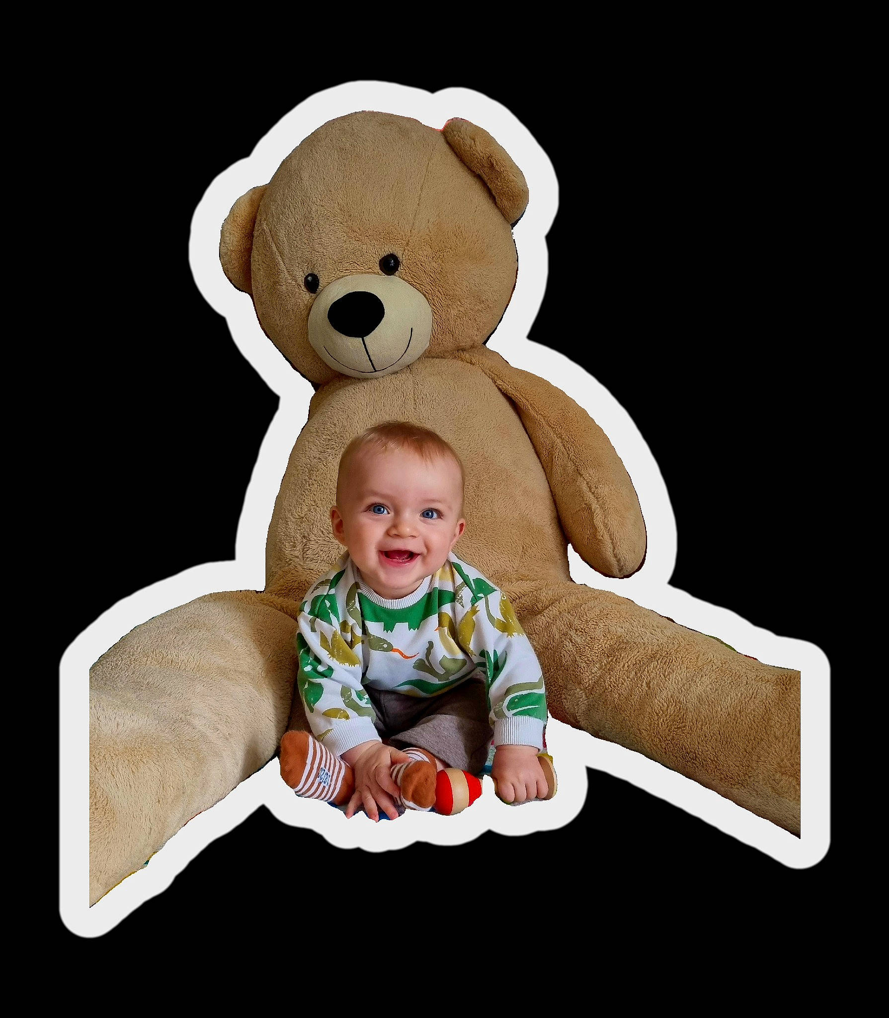 Kéloann a rejoint le concours — aidez-le/la à gagner de superbes lots ! baby, baby_products, baby_toddler_clothing, child, comfort, event, fictional_character, fur, happy, joy, lap, linens, person, rectangle, sitting, sleeve, smile, stuffed_toy, t_shirt, teddy_bear