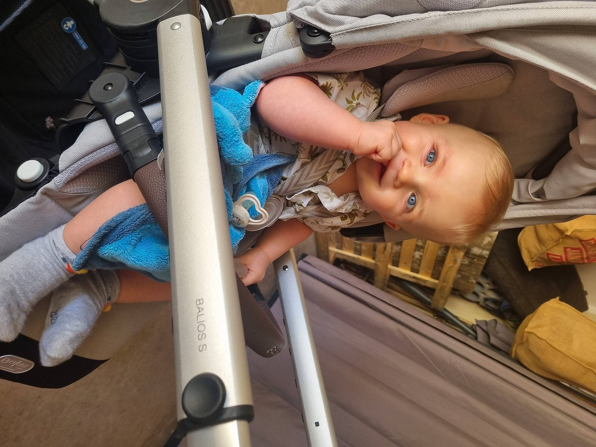 Kéloann a rejoint le concours — aidez-le/la à gagner de superbes lots ! auto_part, baby, baby_products, baby_safety, car_seat, child, comfort, electric_blue, health_care, human_leg, machine, medical, medical_equipment, medical_procedure, person, pipe, plastic, service, thigh, toddler