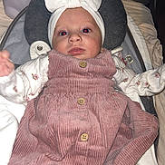 Inäya a rejoint le concours — aidez-le/la à gagner de superbes lots ! baby, infant, pink_dress, headband, bow, cushion, cat_lamp, red_eye, white_tights, baby_seat, indoor, close_up, child, cute, soft_lighting, portrait, clothing, sleeping_area, toy, resting