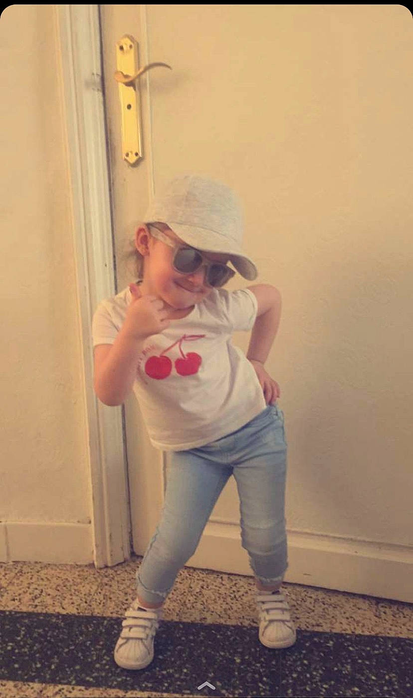 Inessa a rejoint le concours — aidez-le/la à gagner de superbes lots ! abdomen, child, headwear, jeans, leg, muscle, person, photography, pink, shoe, shoulder, sportswear, standing, t_shirt, toddler, trousers