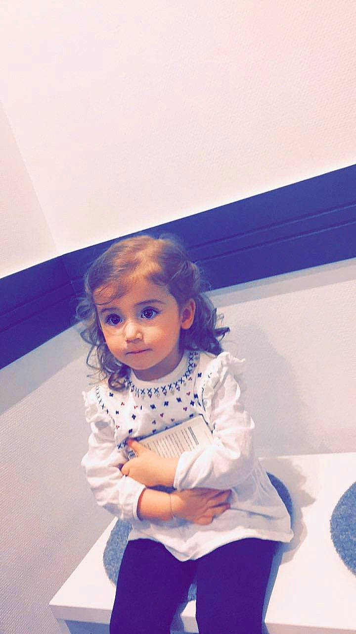 Inessa a rejoint le concours — aidez-le/la à gagner de superbes lots ! baby, blue, child, fun, head, person, photography, purple, sitting, skin, smile, toddler, white