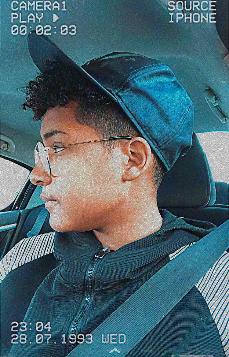 Melvin participe au concours pour gagner de l'argent avec cette photo : advertising, automotive_window_part, baseball_cap, cap, chin, cool, cricket_cap, electric_blue, eyewear, font, forehead, glasses, graphic_design, hairstyle, hat, person, photo_caption, sleeve, street_fashion, t_shirt