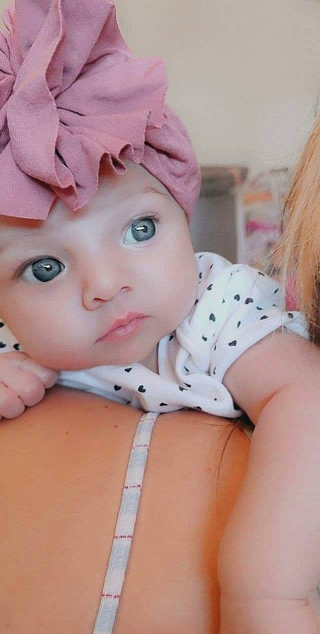 Juliana a rejoint le concours — aidez-le/la à gagner de superbes lots ! baby, brown_hair, cheek, child, doll, ear, eye, face, head, headgear, headwear, lip, person, pink, skin, toddler, toy