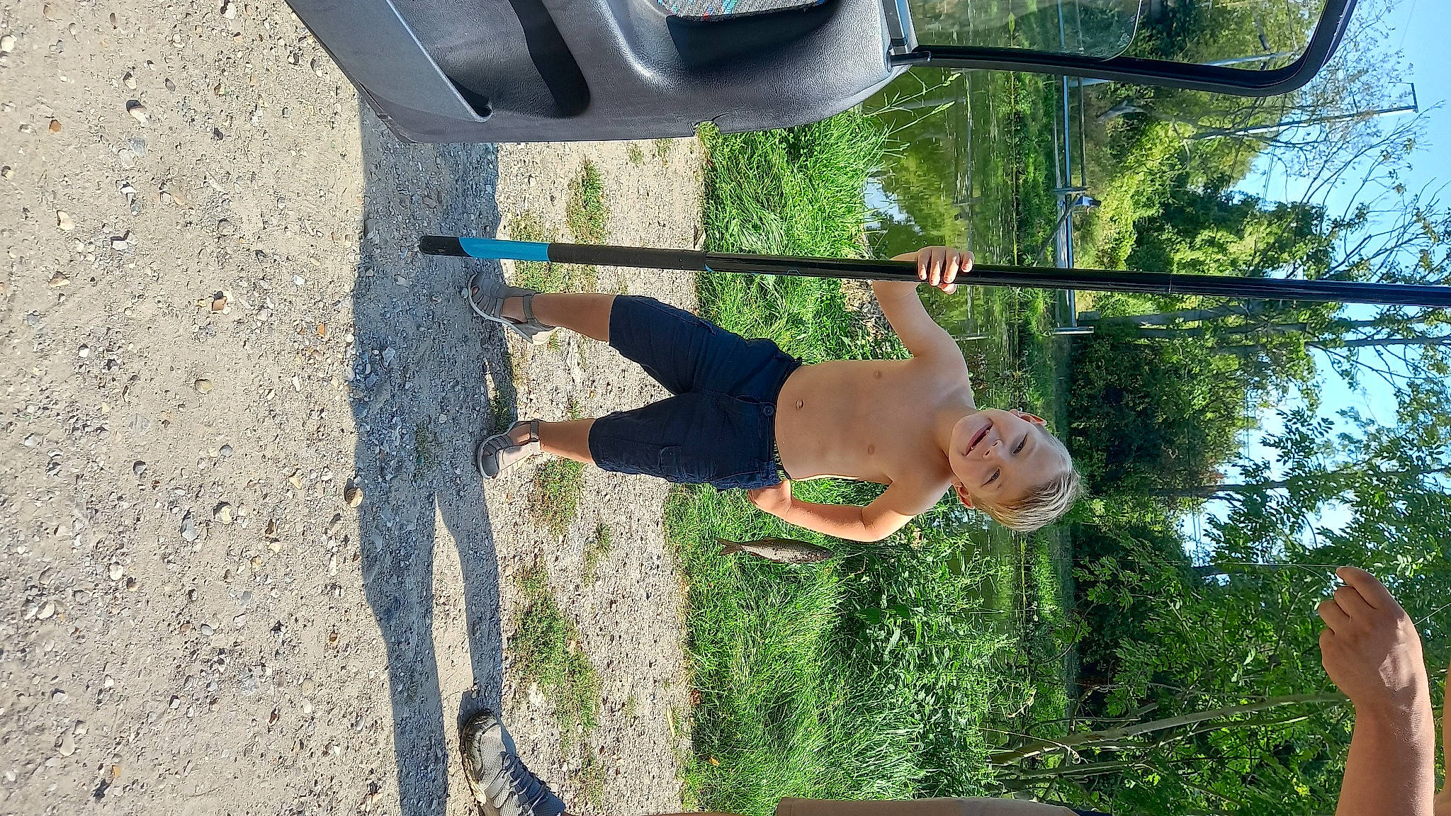 Djoulyan a rejoint le concours — aidez-le/la à gagner de superbes lots ! asphalt, auto_part, automotive_exterior, automotive_tire, chest, elbow, fun, grass, human_leg, joy, knee, leisure, people_in_nature, person, plant, shorts, thigh, tire, tree, trunk