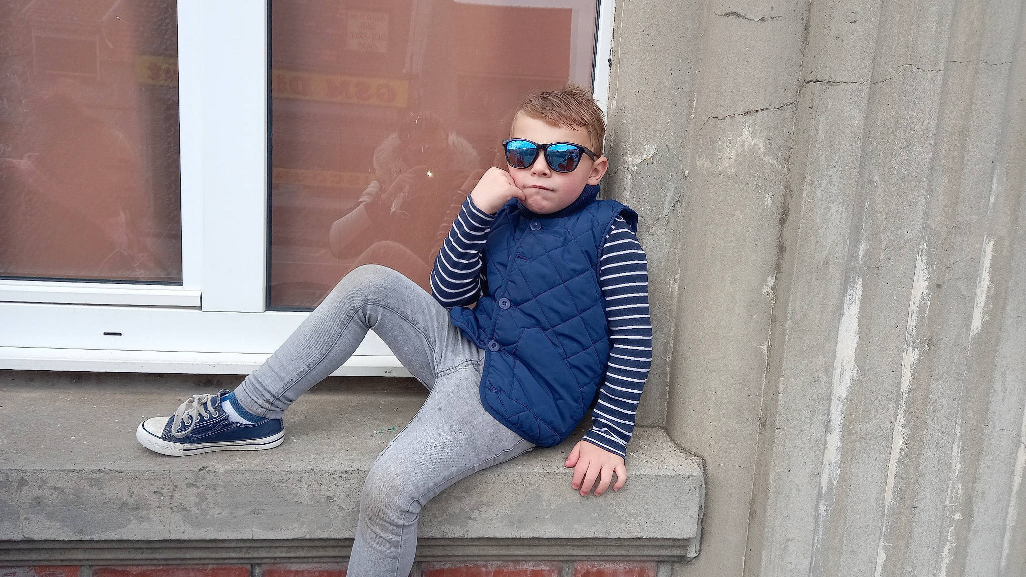 Djoulyan a rejoint le concours — aidez-le/la à gagner de superbes lots ! beard, clothing, cool, denim, electric_blue, eyewear, glasses, goggles, grey, human_leg, knee, leg, neck, person, sleeve, sportswear, sunglasses, t_shirt, thigh, vision_care