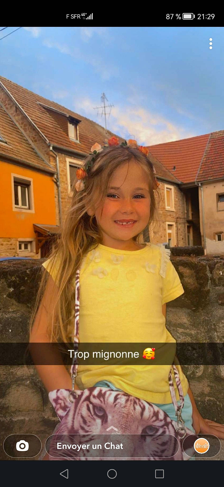 Anna participe au concours pour gagner de l'argent avec cette photo : advertising, blond, child, font, fun, happy, joy, leisure, pattern, person, photo_caption, sitting, sky, sleeve, smile, t_shirt, toddler, travel, vacation, window