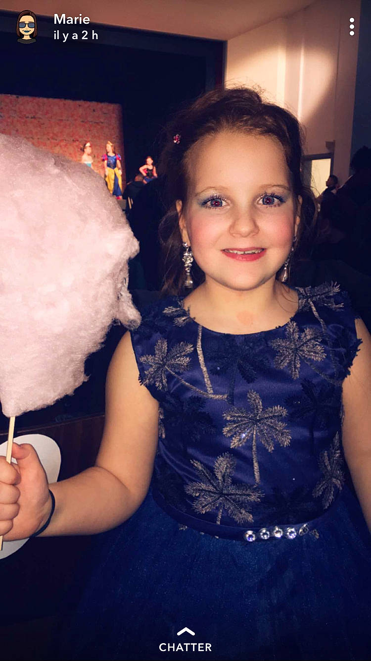 Rosa participe au concours pour gagner de l'argent avec cette photo : arm, child, cool, dress, ear, face, finger, fun, gesture, hand, happy, joy, lip, long_hair, person, skin, smile, toddler, trunk, vacation