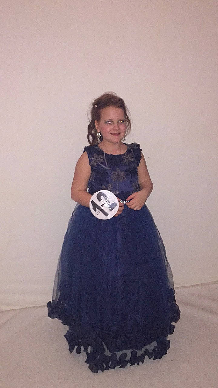 Rosa a rejoint le concours — aidez-le/la à gagner de superbes lots ! black, child, clothing, dress, formal_wear, joy, lady, person, photography, style, white