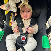 Laïyna a rejoint le concours — aidez-le/la à gagner de superbes lots ! baby, baby_toys, car_seat, child, close-up, clothing, comfort, cute, happy, headband, indoor, infant, infant_clothing, person, safety, seat, seat_belt, small_child, smiling, toy