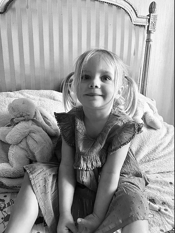 Lyla a rejoint le concours — aidez-le/la à gagner de superbes lots ! arm, beauty, black, black_and_white, comfort, cool, eye, flash_photography, fun, happy, head, iris, joy, monochrome, monochrome_photography, person, photograph, skin, smile, standing