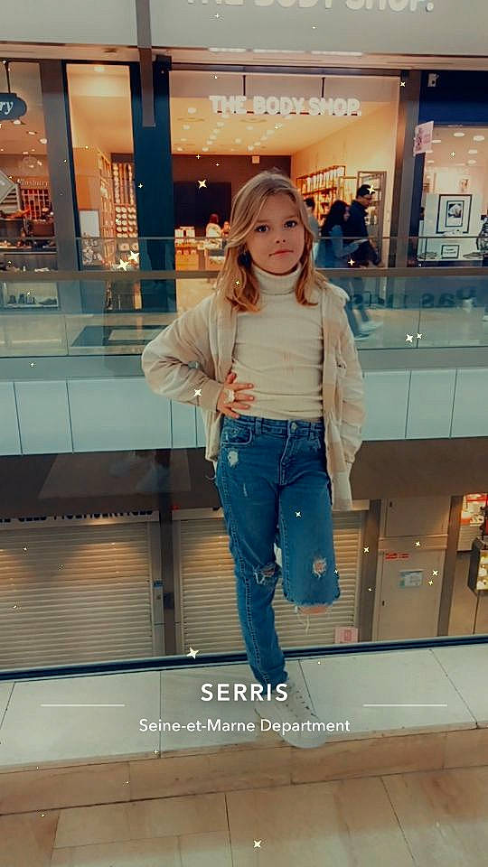 Mavi a rejoint le concours — aidez-le/la à gagner de superbes lots ! brown_hair, cool, denim, electric_blue, fashion_design, flooring, fun, happy, human_leg, joint, knee, leisure, long_hair, person, shoulder, sleeve, smile, sportswear, thigh, travel